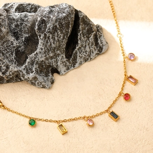 Collier en acier titane plaqué or 18K avec pampilles en zircon coloré de formes variées