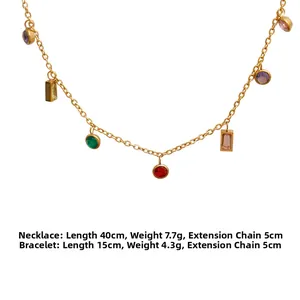 Détail du collier plaqué or 18K avec pampilles en zircon coloré et extension de 5cm