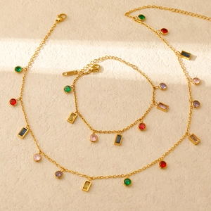 Détail de la chaîne en titane plaqué or 18K avec des pierres de zircon colorées