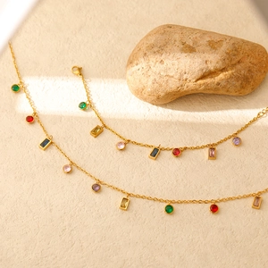 Vue de près d'un collier à pampilles plaqué or 18 carats avec zircons colorés sur pierre