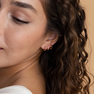 Minimalistische vergoldete Creolen mit buntem Opal-Inlay-Set im Retro-Stil