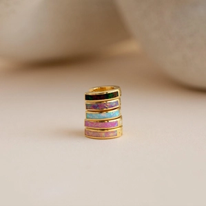 Set mit 5 minimalistischen vergoldeten Huggie-Ohrringen mit bunten Opaleinlagen