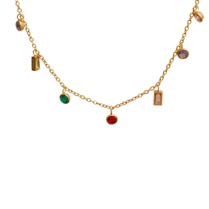Collier en titane plaqué or 18 carats avec pierres de zircon colorées sur fond blanc