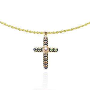 Détail du pendentif croix dorée avec émail bleu et pierres précieuses colorées