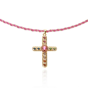 Détail du pendentif croix dorée avec pierres multicolores et cordon tressé rose