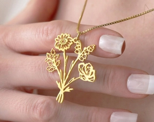 Détail du pendentif bouquet doré à l'or 18 carats avec une chaîne de haute précision