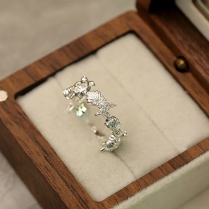 Détail d'une bague thème océan avec tortue et étoile de mer en boîte en bois