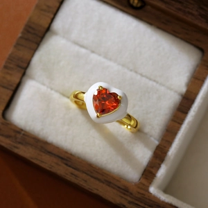 Bague cœur dorée avec zircon rouge en forme de cœur dans une boîte cadeau en bois