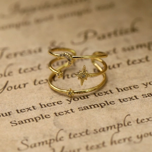 Verstellbarer goldener Ring mit drei Schichten sowie Mond und Stern Zirkonia Elementen