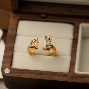 Offener Ring mit rosa und weißem Katzenaugenstein und goldenem flüssigem Metalldesign