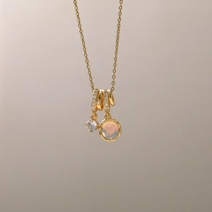 Elegante goldene Herzkette mit Opal-Anhänger und funkelnden Zirkonia-Akzenten