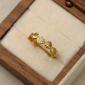 Bague coquillage plaquée or 18 carats avec zircons sur un écrin en velours