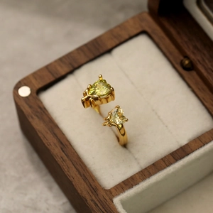Detailaufnahme von herzförmigen Katzenaugensteinen und Zirkonia auf einem goldenen Ring