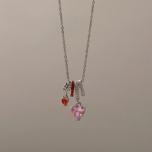 Halskette mit rosa Herz-Zirkonia, silbernem Flügelanhänger und Sternenmuster-Design
