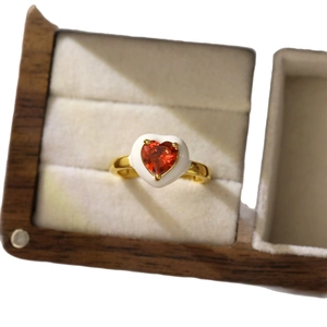Bague cœur dorée avec pierre rouge et émail blanc dans un coffret cadeau en bois chic