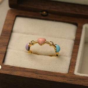 Bague ajustable cœur colorée avec cœurs en émail pastel et accents de cristaux blancs