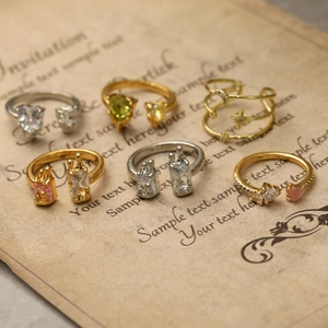 Detailansicht eines 6-teiligen Ringsets mit rosa Opal und Stern-Mond-Designs in Gold