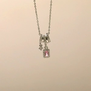 Detailansicht der Silberhalskette mit rosa Smaragdschliff-Edelstein und Zirkonia-Ringen