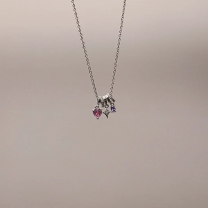 Nahaufnahme des silbernen Anhängers mit rosa Herz-Zirkon und Stern an der Kette