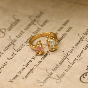Detaillierte Makroansicht von rosa Katzenaugenstein und Zirkon auf goldenem Ring