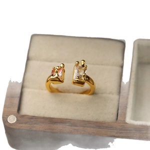 Verstellbarer Ring mit rosa Katzenaugenstein und Zirkonia in Gold-Finish