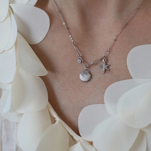 Collier avec pendentifs étoile de mer et coquillage avec zircon sur chaîne argentée