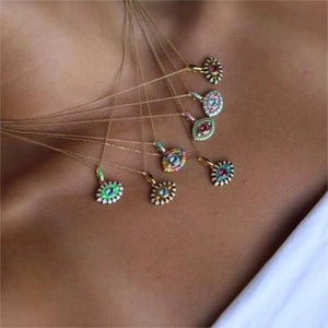 Evil Eye Halskette aus Titanstahl mit bunten Kristallen und Goldbeschichtung am Hals