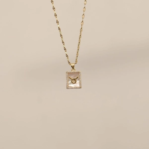 Nahaufnahme von 18K Gold Stier-Anhänger mit Perlmutt und pavégefassten Zirkonia