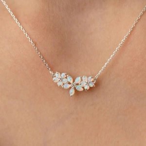 Funkelnde Opal-Blumenkette aus 925er Sterlingsilber am Hals eines Modells