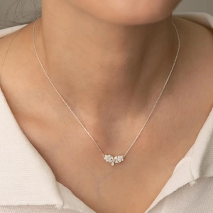 Funkelnde Halskette mit Schmetterling aus Opalsteinen am Modell für einen edlen Look