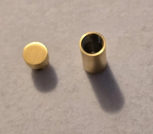 Vista dettagliata del pendente a cuore per ceneri in ottone con tappo a vite