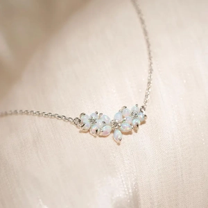 Elegante Halskette mit Blumenanhänger aus Silber, weißen Opalen und Zirkon-Steinen