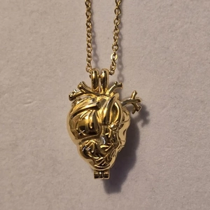 Collana con pendente a cuore anatomico in finitura oro lucido per uno stile hip hop punk