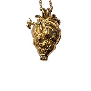 Collana con ciondolo a forma di cuore anatomico apribile in finitura dorata hip hop