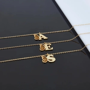 Colliers papillon en acier titane doré avec lettres A, E, S et chaîne fine en maille jante