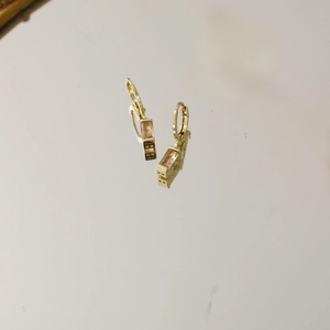 Detailansicht goldener rechteckiger Ohrringe mit champagnerfarbenen Edelsteinen
