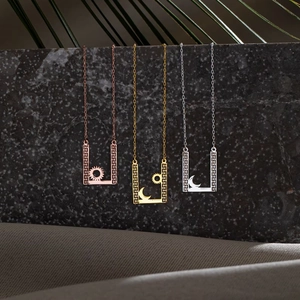Colliers avec pendentif soleil et lune en finitions or, or rose et argent poli