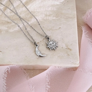 Pendentifs soleil et lune en acier titane avec une délicate chaîne argentée en forme d'O