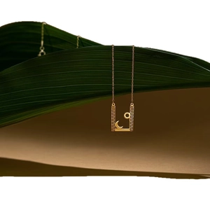 Collier en acier inoxydable doré avec motif grec et pendentif soleil et lune