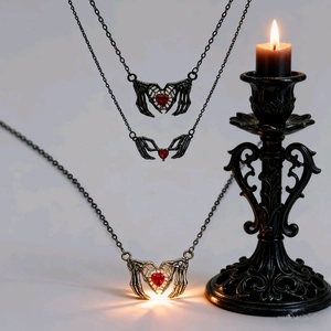 Set di collane gotiche con cuori rossi e artigli di scheletro in stile vintage