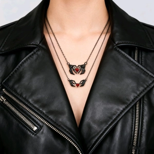 Dettaglio della collana gotica a strati con mano di scheletro e ciondolo a cuore rosso