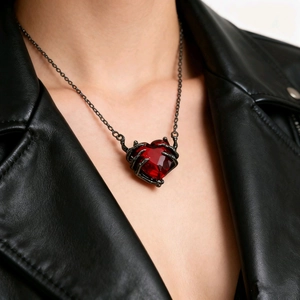Collana gotica cuore di demone con gemma rosso scuro e design a artiglio su modella