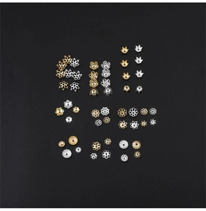 Dettaglio di copriperle a fiore in oro e argento per la creazione di gioielli DIY
