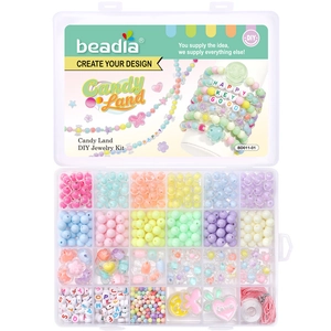 Detailansicht des 24-Fächer-DIY-Schmucksets mit bunten Perlen und elastischer Schnur
