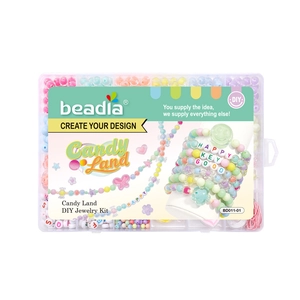 Buntes DIY-Schmuckset mit Süßigkeiten-Perlen und Alphabet-Formen in einer 24er Box