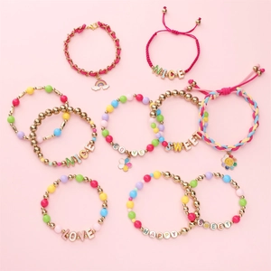 Détail de perles en acrylique colorées pour bracelets Halloween DIY avec breloques arc-en-ciel