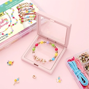Kit bracelet Halloween DIY avec perles acryliques et breloques dans une boîte rose