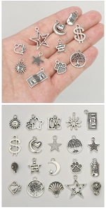 Detailansicht von antiken Silberlegierungs-Anhängern in Mond- und Sternform für DIY-Schmuck