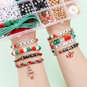 Kerst DIY armbanden maken set met kralen, bedeltjes en vrolijke gekleurde koorden
