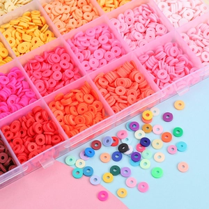 Makroaufnahme von 6mm bunten Polymerton-Perlen in einer 24-Gitter-Box für DIY-Schmuckherstellung